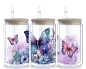 Preview: Drei 16 oz Glasbecher mit Bambusdeckel und Glastrinkhalm, verziert mit detailreichen Schmetterlings- und Blumenmotiven in Blau-, Lila- und Rosatönen. Die kunstvollen Illustrationen bringen einen Hauch von Natur und Eleganz in jedes Getränk.